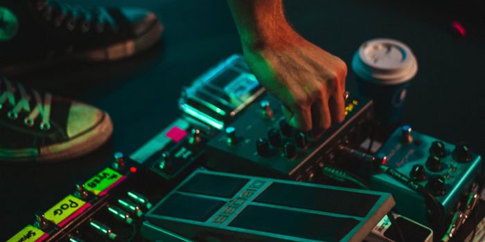 pedalboard with true bypass looper 